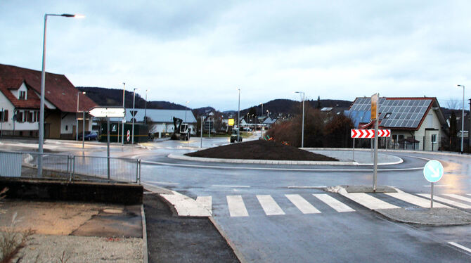 Seit gut einer Woche ist er fertig: Der langersehnte Kreisverkehr an der Friedhofskreuzung war eins der Top-Projekte.  FOTO: LEI