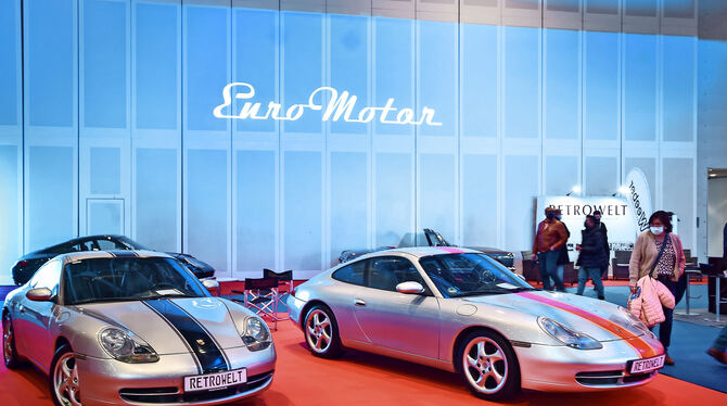 Luxusschlitten stellen den Ausgangspunkt für die Messebesucher dar.