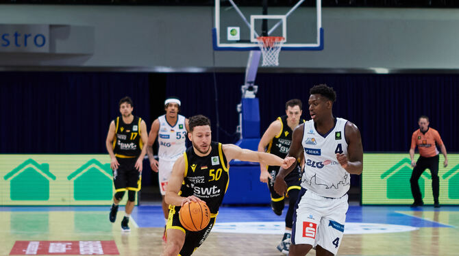 Der Defensivspezialist Joanic Grüttner Bacoul (links, hier im Duell mit dem Bremerhavener Armani T'Bori Moore) gehört zu den Tüb