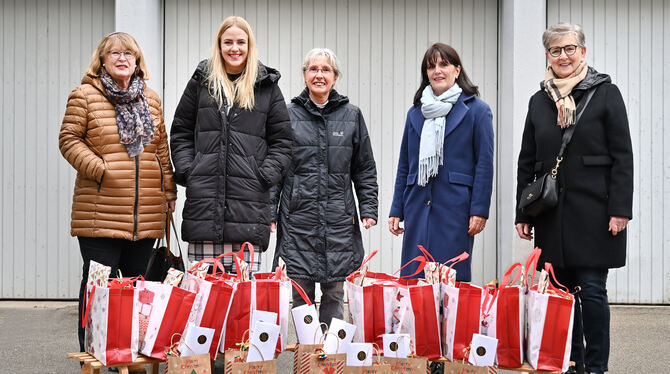 Geschenkübergabe – coronabedingt im Hof – mit Gudrun Messerschmid (Inner Wheel), Andrea Filter (Frauenhaus Tübingen) und Karin W
