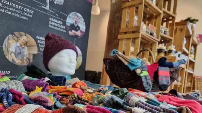 Nach der Absage des Weihnachtsmarkts: Strickwaren gibt es jetzt auch beim Bäcker. FOTO: STADT Nach der Absage des Weihnachtsmarkts: Strickwaren gibt es jetzt auch beim Bäcker. FOTO: STADT