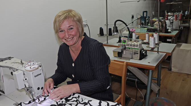 An der Nähmaschine fühlt sich Kornelia Schmid wohl. Sie betreibt in Pfronstetten mit Erfolg ein Nähatelier.  FOTO: BLOCHING