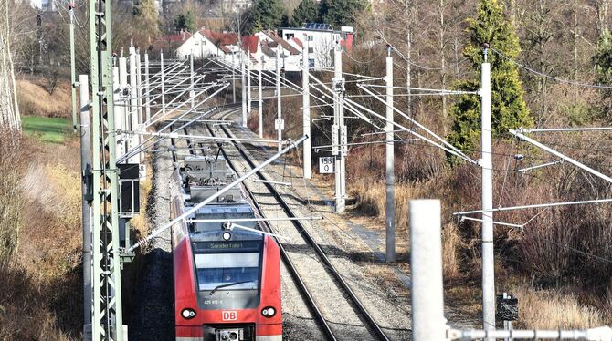 Zum Fahrplanwechsel nimmt die elektrifizierte Südbahn ihren Betrieb auf.  FOTO: KÄSTLE/DPA