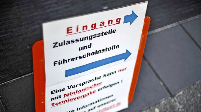 Wo geht es künftig lang zur Kfz-Zulassungsstelle? Der Stuttgarter Gemeinderat dringt auf schnelle Klärung.  FOTO: KOVALENKO/LICH