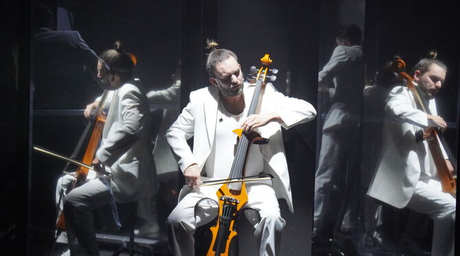 Konstantin Dupelius am E-Cello im neuen Stück von OMG Schubert.
