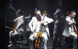 Konstantin Dupelius am E-Cello im neuen Stück von OMG Schubert. 