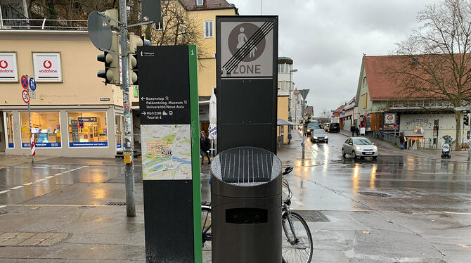 Der  »Solarhai«-Mülleimer in der Neckargasse an der Ecke zur Mühlstraße. Dort fällt besonders viel Müll an.