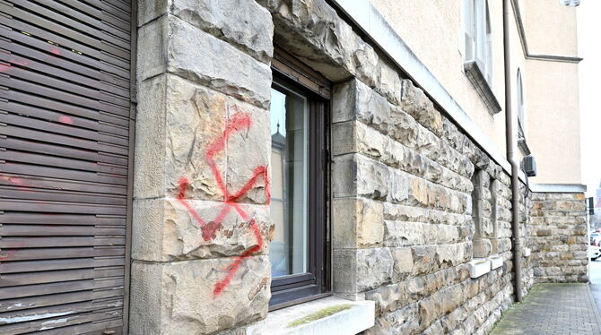 Das Reutlinger Landratsamt wurde mit Hakenkreuzen beschmiert.