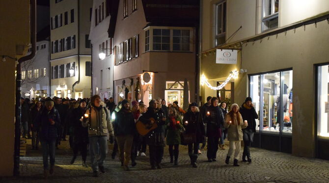 Rund 300 Menschen haben am Montag in Tübingen gegen die Corona-Maßnahmen demonstriert.