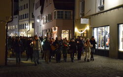 Rund 300 Menschen haben am Montag in Tübingen gegen die Corona-Maßnahmen demonstriert.