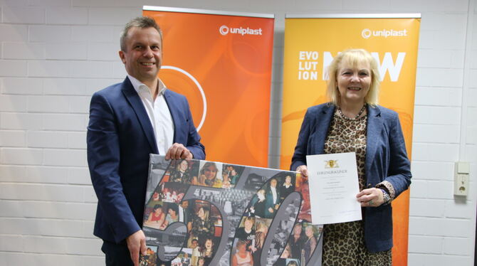 Betriebsjubilarin Astrid Kanduth mit Uniplast-Geschäftsführer Andreas Doster − die Belegschaft hat ihr eine Fotocollage mit Bild Betriebsjubilarin Astrid Kanduth mit Uniplast-Geschäftsführer Andreas Doster − die Belegschaft hat ihr eine Fotocollage mit Bild
