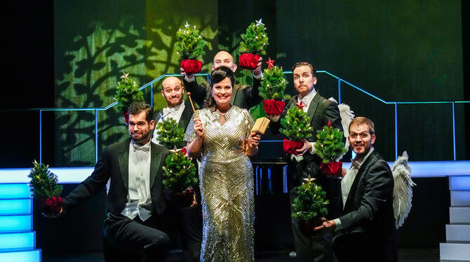 Festlich gestimmt und mit einem Gute-Laune-Paket als Weihnachtsgruß: die Stuttgarter Comedian Harmonists mit Moderatorin Ameli