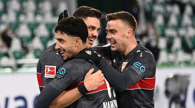 Warum nicht gegen den FC Bayern jubeln? Omar Marmoush, Konstantinos Mavropanos und Philipp Förster (v.l.).  FOTO: PFÖRTNER/DPA