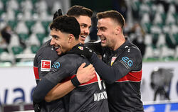 Warum nicht gegen den FC Bayern jubeln? Omar Marmoush, Konstantinos Mavropanos und Philipp Förster (v.l.).  FOTO: PFÖRTNER/DPA