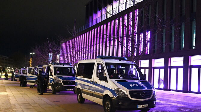 Großeinsatz: Die Reutlinger Polizei holte sich am Samstagabend noch Verstärkung aus anderen Präsidien.  FOTO: PIETH