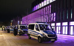 Großeinsatz: Die Reutlinger Polizei holte sich am Samstagabend noch Verstärkung aus anderen Präsidien.  FOTO: PIETH