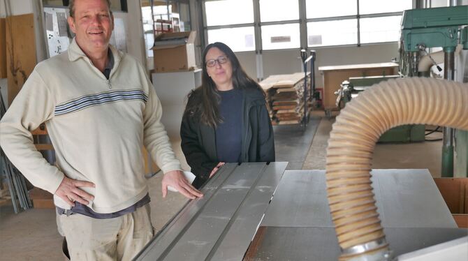 Sozialpädagogin Brigitte Stotz und Schreinermeister Marc Beuter von Pro Labore fühlen sich wohl am neuen Standort im Reutlinger- Sozialpädagogin Brigitte Stotz und Schreinermeister Marc Beuter von Pro Labore fühlen sich wohl am neuen Standort im Reutlinger-