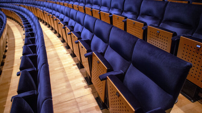 Leere Sitzreihen in einem Theater.