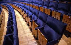 Leere Sitzreihen in einem Theater.