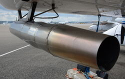Gefüllt mit Silberiodid bereit für den Einsatz: ein Generator an der Tragfläche eines Hagelfliegers. FOTO: CONZELMANN