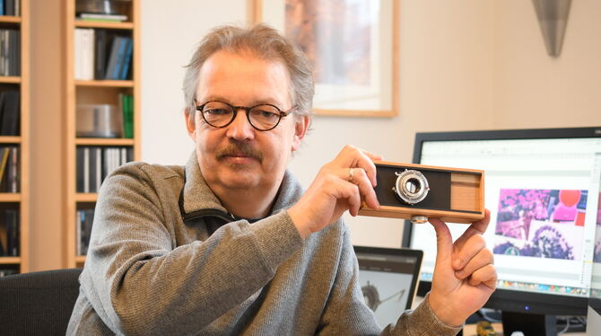 Der Reutlinger Autor Cyrill Harnischmacher zeigt eine Panoramabox-Kamera. Leser seines neuen Buches "Heimwerken in der Fotografi Der Reutlinger Autor Cyrill Harnischmacher zeigt eine Panoramabox-Kamera. Leser seines neuen Buches "Heimwerken in der Fotografi
