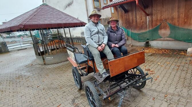 Nur noch die PS fehlen vor der Wagonette. Ulrich Thumm und Uschi Wurster sind die Sonnenalb-Kutscher. FOTO: FISCHER Nur noch die PS fehlen vor der Wagonette. Ulrich Thumm und Uschi Wurster sind die Sonnenalb-Kutscher. FOTO: FISCHER