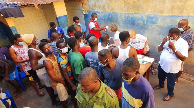 Großer Andrang bei der medizinischen Versorgung. Fast jeder Häftling hat ein Problem, das behandelt werden muss.