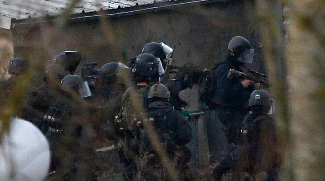 Französische Anti-Terror-Einheiten greifen das Fabrikgebäude an, in dem sich die Geiselnehmer verschanzt hatten.