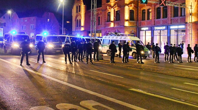 Polizisten sperren am 18.12.2021 die Reutlinger Lederstraße ab.