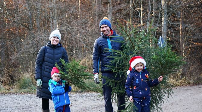 Familie Knoblau aus Tübingen ist fündig geworden und auch die Kinder haben kleine Bäume mitgenommen.  FOTO: STRAUB