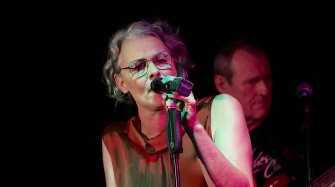 Energie und viel Gefühl steckte Black-Cat-Bone-Sängerin Tanja  Telschow in die Songs. FOTO: SPIESS