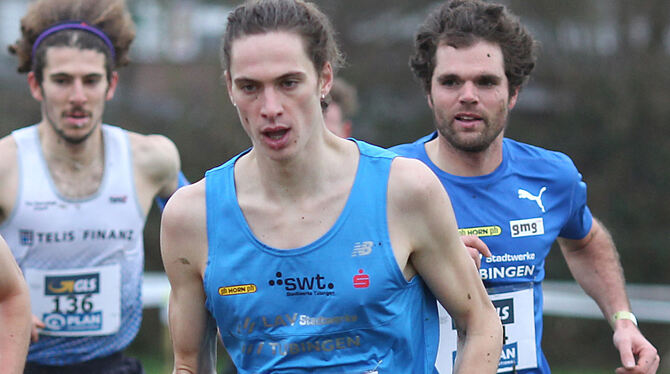 Fünfter bei der Cross-DM und Zweiter mit dem Team: Robert Baumann, dahinter sein Vereinskollege Lorenz Baum. FOTO: GÖRLITZ