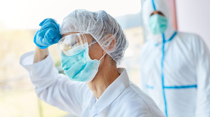 Das medizinische Personal in Kliniken ist durch die Corona-Pandemie seit Monaten gestresst und überlastet.  FOTO: KNESCHKE/ADOBE