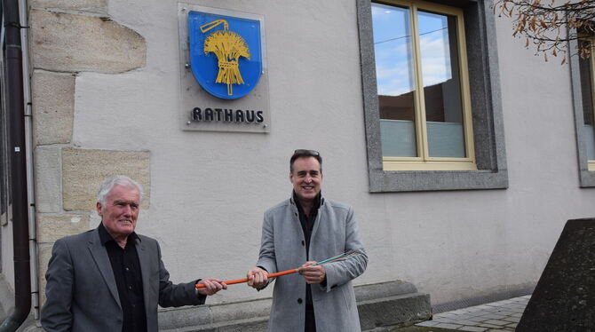 Symbolische Kabel-Übergabe gestern vor dem Rathaus: Projekt-Manager Boris Schulcz (rechts) mit Bürgermeister Joseph Reichert. FO Symbolische Kabel-Übergabe gestern vor dem Rathaus: Projekt-Manager Boris Schulcz (rechts) mit Bürgermeister Joseph Reichert. FO