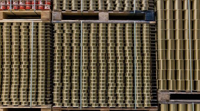 Leere, fertige Konservendosen. Hohe Nachfrage treibt die Preise.  FOTO: KUSCH/DPA