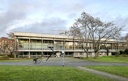 Die 1961 erbaute Unibibliothek ist in marodem Zustand.  FOTO: LICHTGUT/PIECHOWSKI