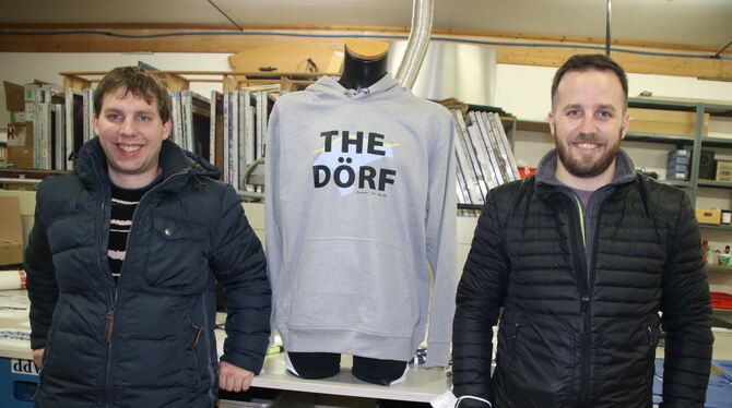 Daniel Blochinger (links) und Christian Egeler sind die Initiatoren der »The Dörf«-Kampagne − inzwischen gibt’s Verkaufsartikel