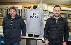 Daniel Blochinger (links) und Christian Egeler sind die Initiatoren der »The Dörf«-Kampagne − inzwischen gibt’s Verkaufsartikel 