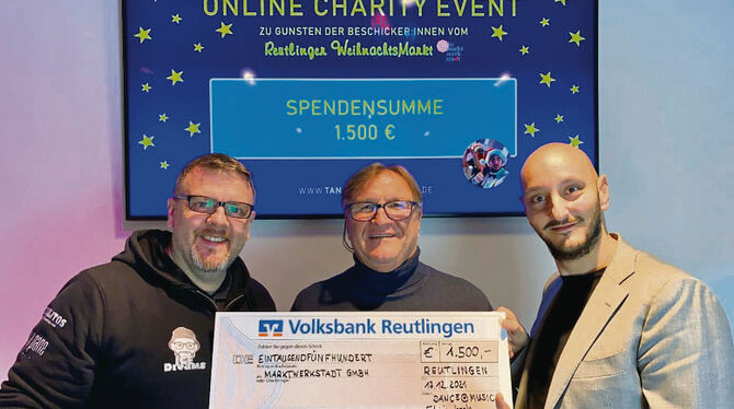 Ernst Obermayer, Norbert Brendle und Organisator Fabrizio Laraia (von links) mit dem Spendenscheck für die Marktbeschicker.