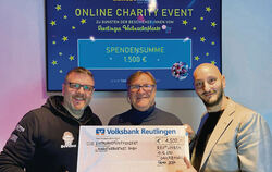Ernst Obermayer, Norbert Brendle und Organisator Fabrizio Laraia (von links) mit dem Spendenscheck für die Marktbeschicker. 