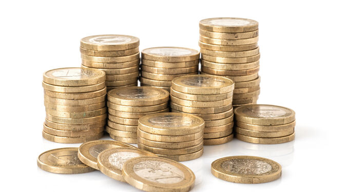 Mehrere Stapel Euromünzen.