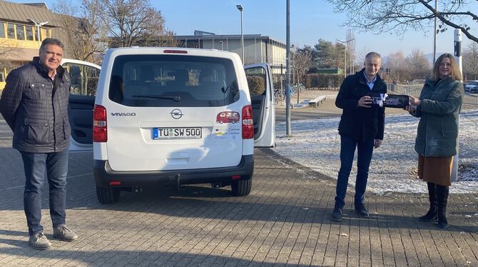 Thomas Hölsch (links) übergibt die Schlüssel an Karsten Rechentin und Katja Kruppa. SW auf dem Nummernschild steht für Steinlach