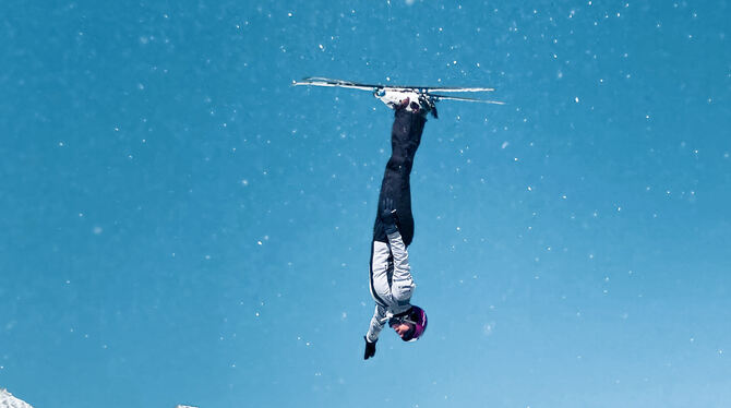 Fünf Sekunden in der Luft: Freestylerin Emma Weiß.  FOTOS: PRIVAT