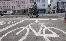 Die Radquerung über die Karlstraße in Richtung Metzgerstraße aus Sicht des Listplatzes.