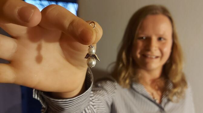 Mit vielen guten Wünschen: Vanessa Ranz mit einem ihrer Herzensengel.  FOTOS: FISCHER