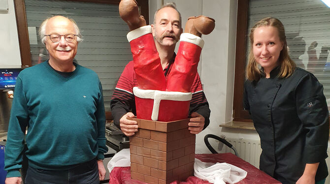 Übergabe des Schoko-Schaustücks von Annika Gottwald, bei der Online-Auktion ersteigert von Bernd Gartner (Mitte), mit Volker Ste