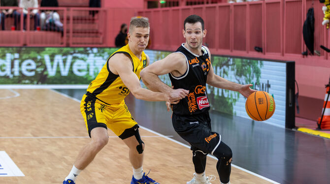 Aatu Kivimäki ist bei den Tigers am Ende der gefeierte Mann. Rechts: Der Schwenninger David Cohn.  FOTO: SANDER/EIBNER
