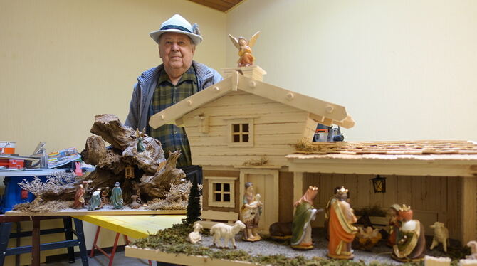 Karl Braun und seine Krippen: Im Vordergrund die Tessiner Variante, im Hintergrund eine Krippe aus einer Baumwurzel. FOTO: DÖRR