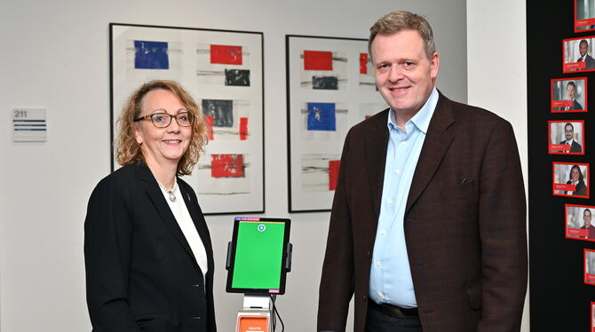 Die Tisoware-Chefs Sabine Dörr und Michael Gruber führen den Einlass-Check-in zur Kontrolle der 3G-Regelung am Arbeitsplatz vor,