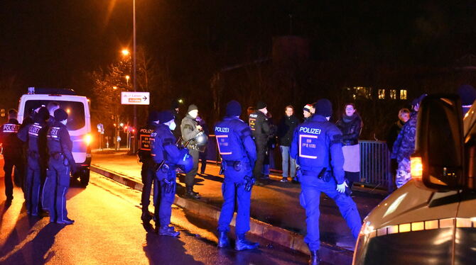 Polizisten kontrollieren Personen bei Corona-Demo in Reutlingen